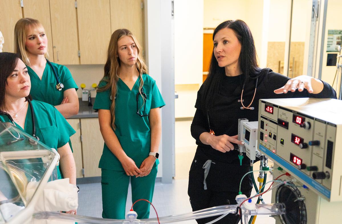 lead nurse speaking to a group of nurses