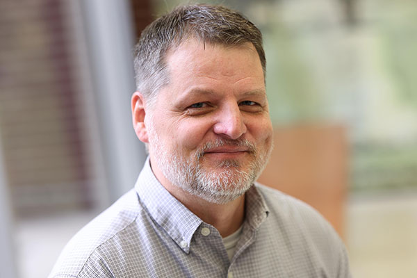 Headshot of Erik Carter