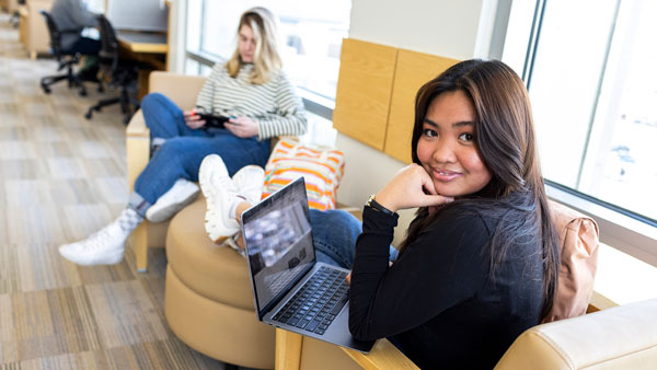 First-Gen Student meeting with Peer Mentor