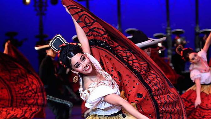 woman dancing folklorico de mexico