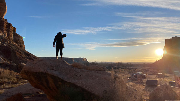 A student at the Navajo Nation during a Center for Soical Impact alternative break trip